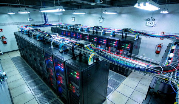 数据中心服务器机房内景展示技术基础设施